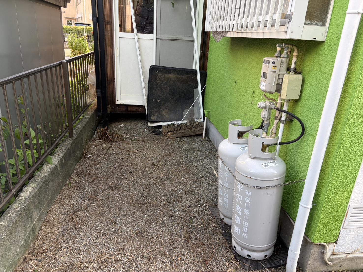 隙間の草刈り作業後
